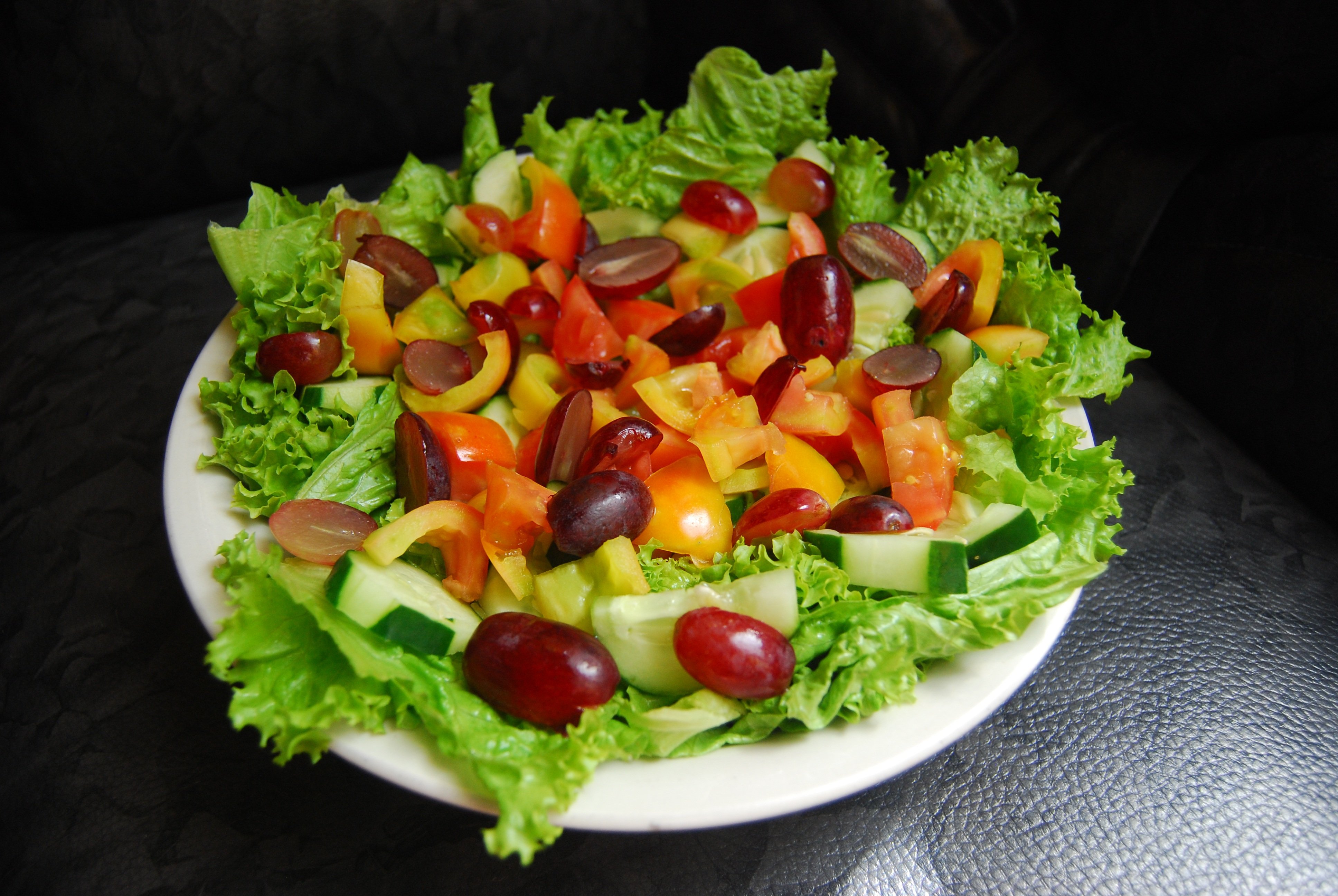 Варианты салата из овощей. Салаты. Овощной салат. Красивый салат из овощей. Легкий овощной салат.