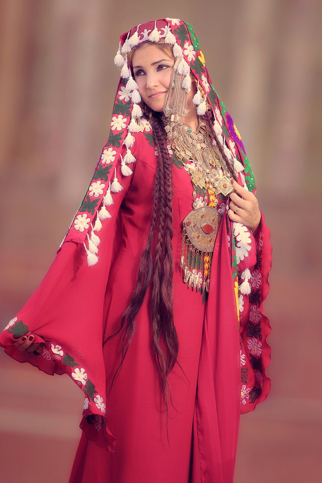 Таджикские национальные платья. Национальная одежда Таджикистана чакан. Таджикская Национальная одежда Нодира Мазитова. Национальная женская одежда Национая Таджикистан. Ферганский национальный наряд.