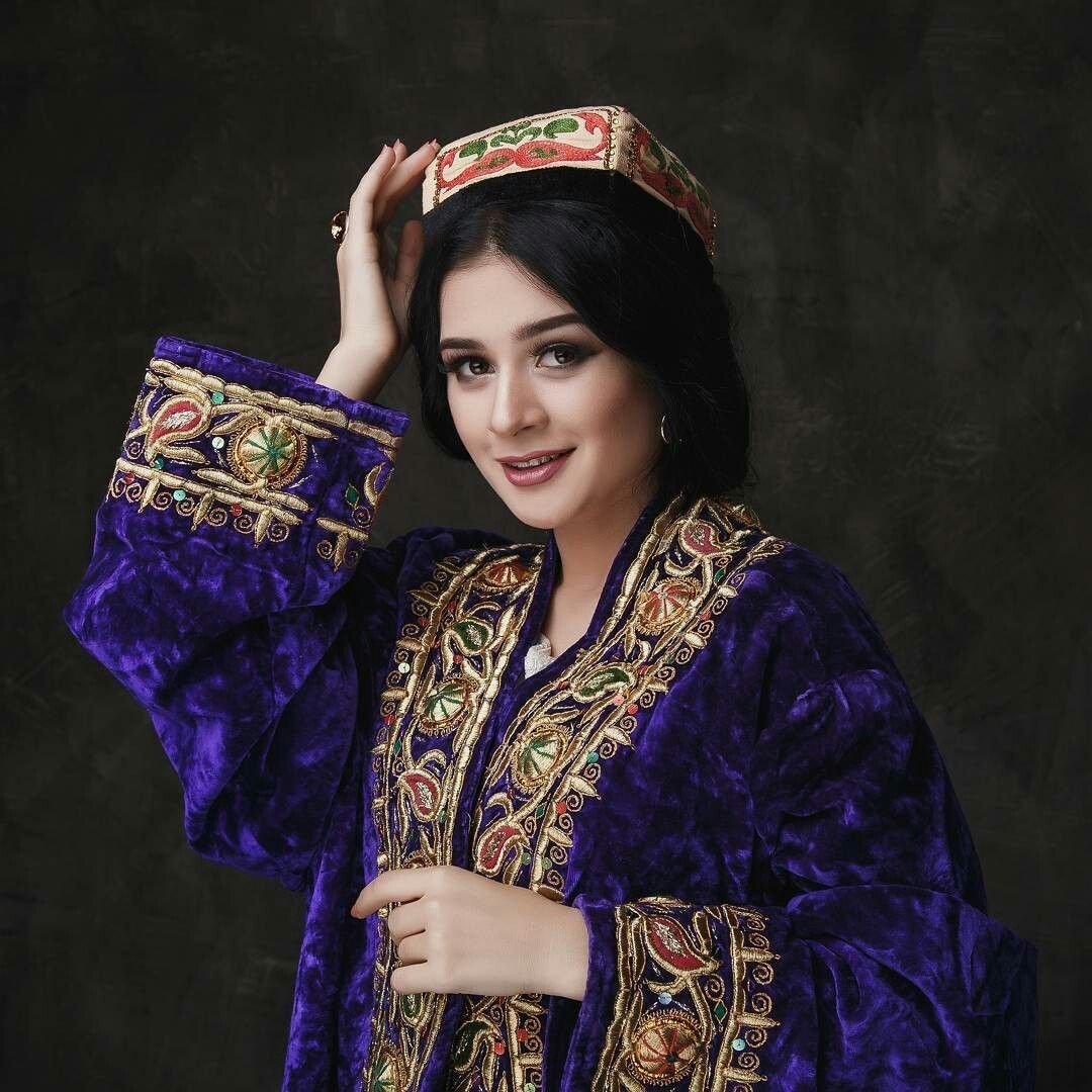 Таджикские девушки в национальной одежде