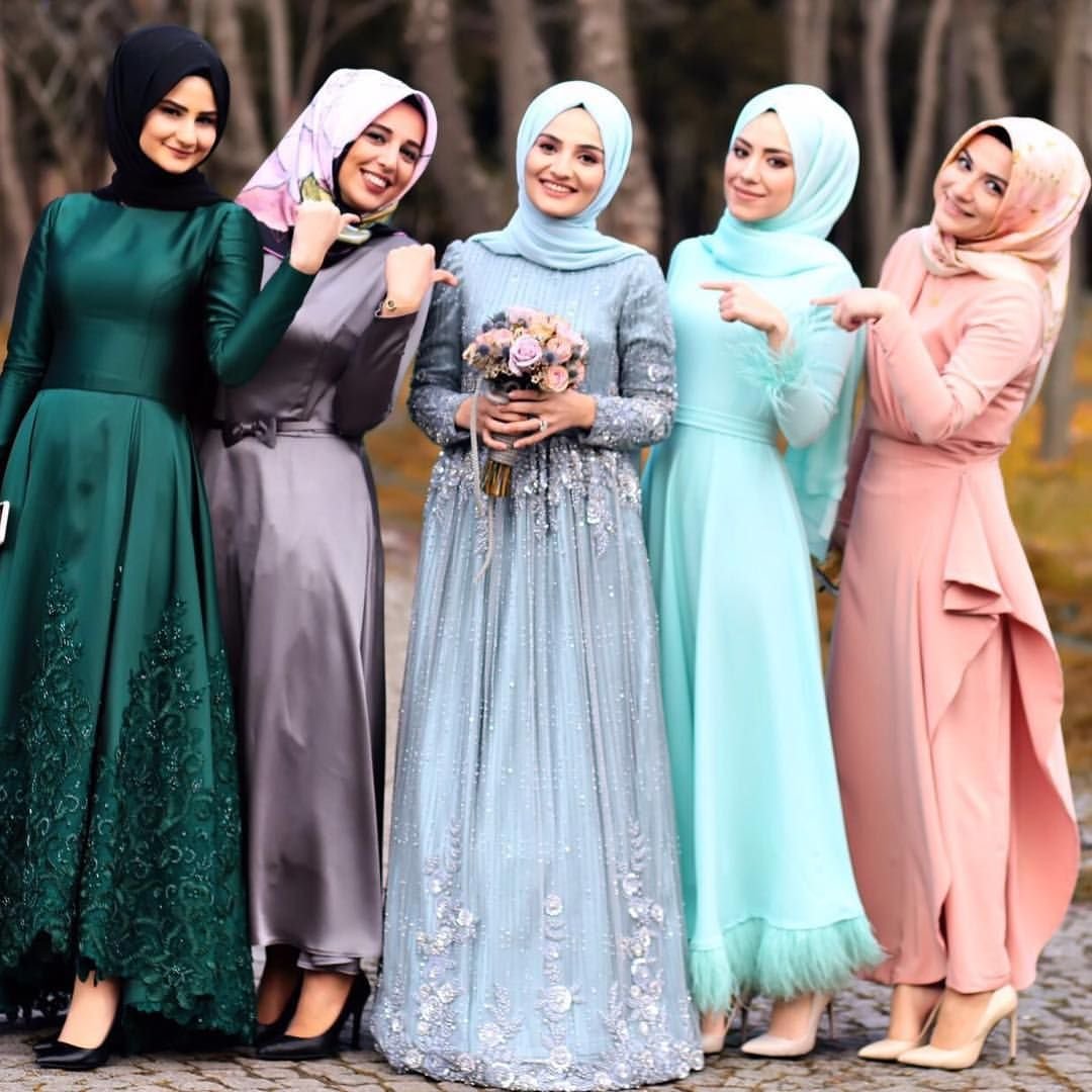 Мусульманские рекламы. Мусульманское платье.. Мусульманка в хиджабе. Мусульманские платья для девушек.