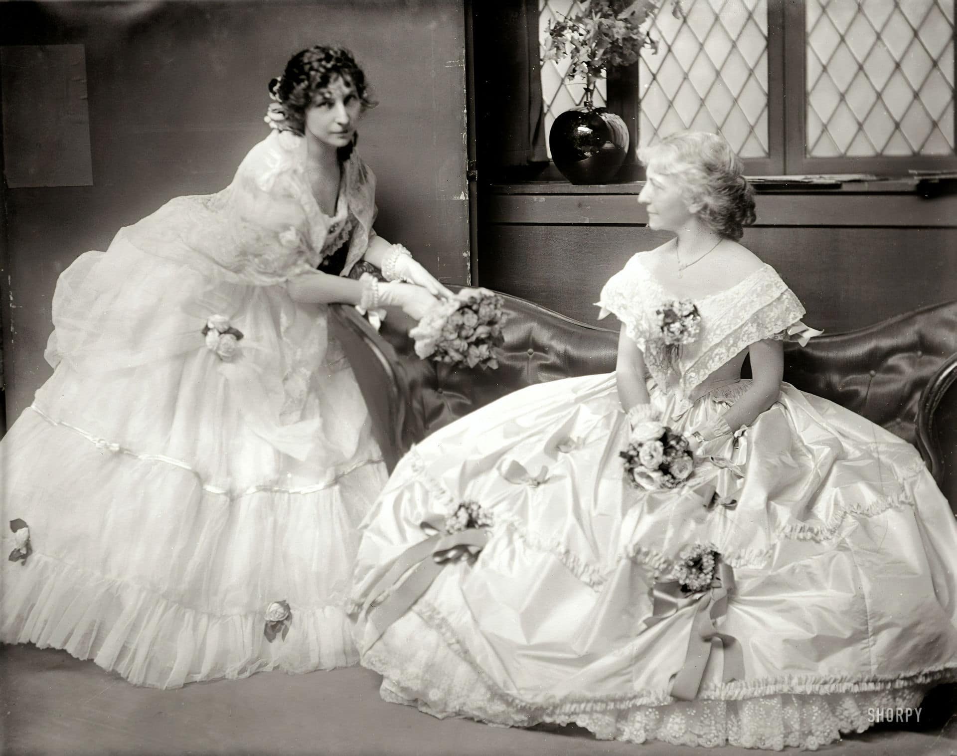 Век кринолинов. Кринолин 19 век. Кринолин викторианской эпохи. Викторианские дамы. Платье с кринолином.