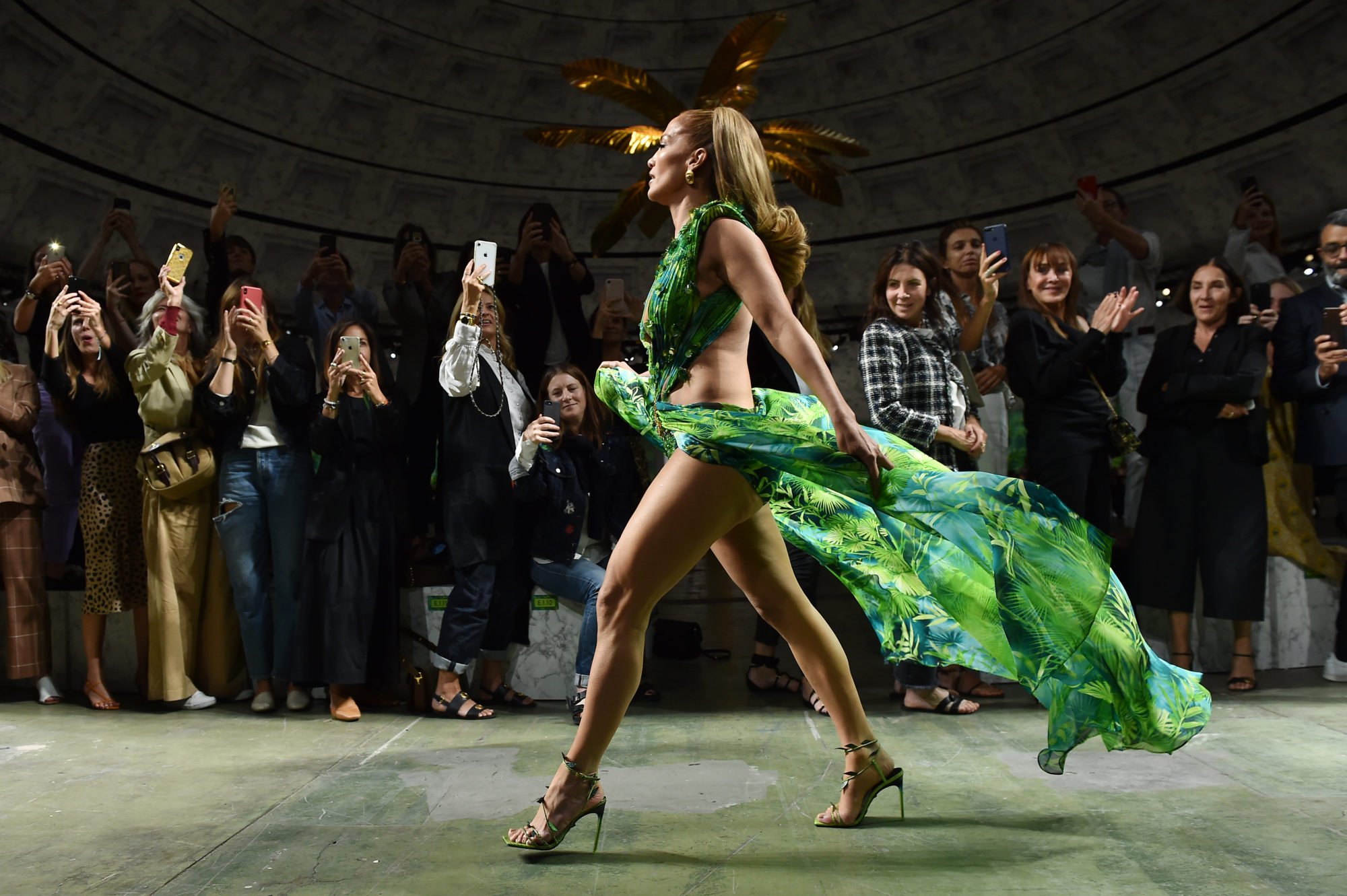 Лопес фото 2024. Лопес в зеленом платье от Версаче.