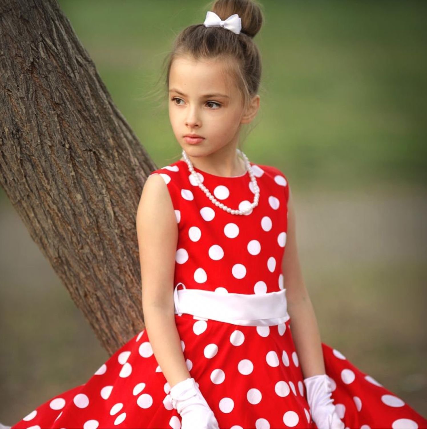 Детская прическа к красному платью