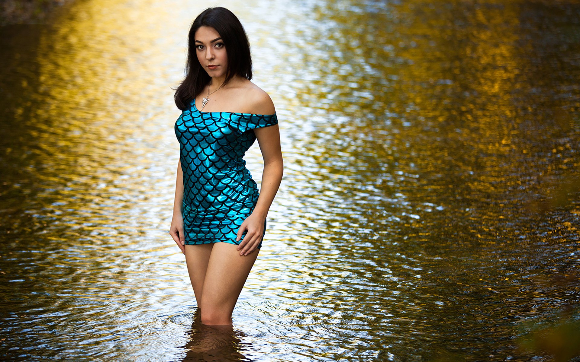 Красивые девушки река. Девушка в платье у реки. Брюнетка в летнем платье. В платье на речке.