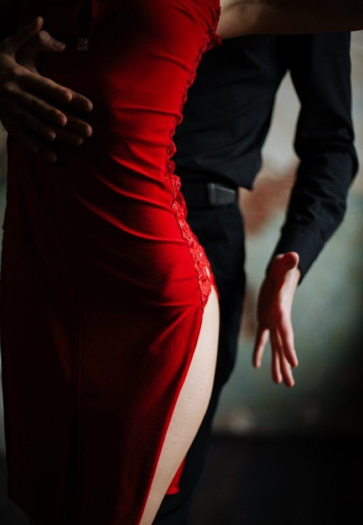 Картинка мужчина страсть. Мужчина и женщина в Красном. Женщина в Красном платье. Девушка в Красном платье со спины. Мужчина и женщина страсть.