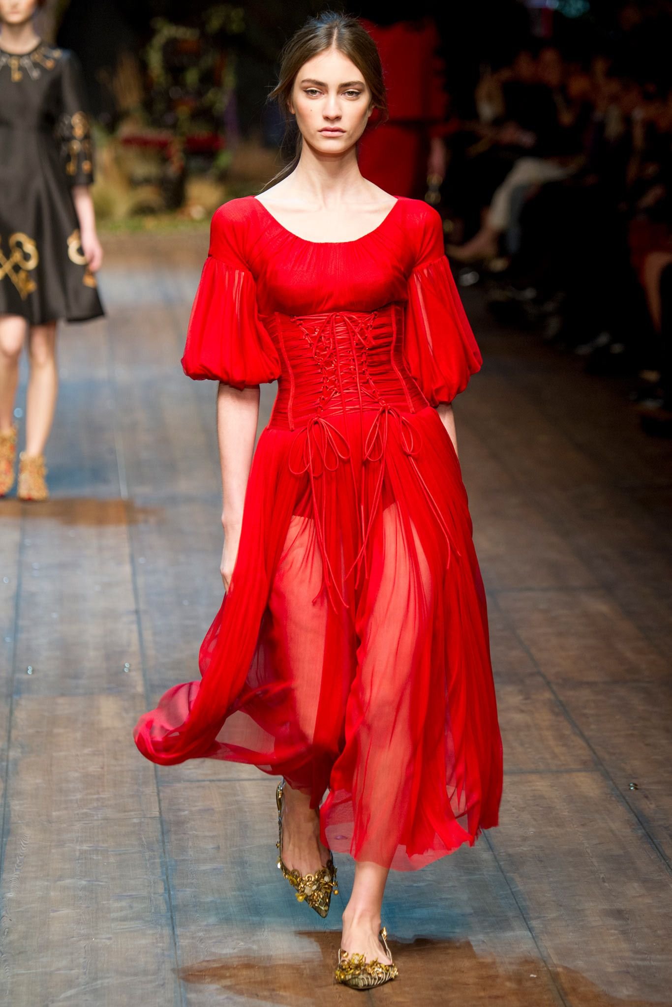 Красный подиум. Красное платье Дольче Габбана. Платья красное Дольче габана. Дольче Габбана красная коллекция.