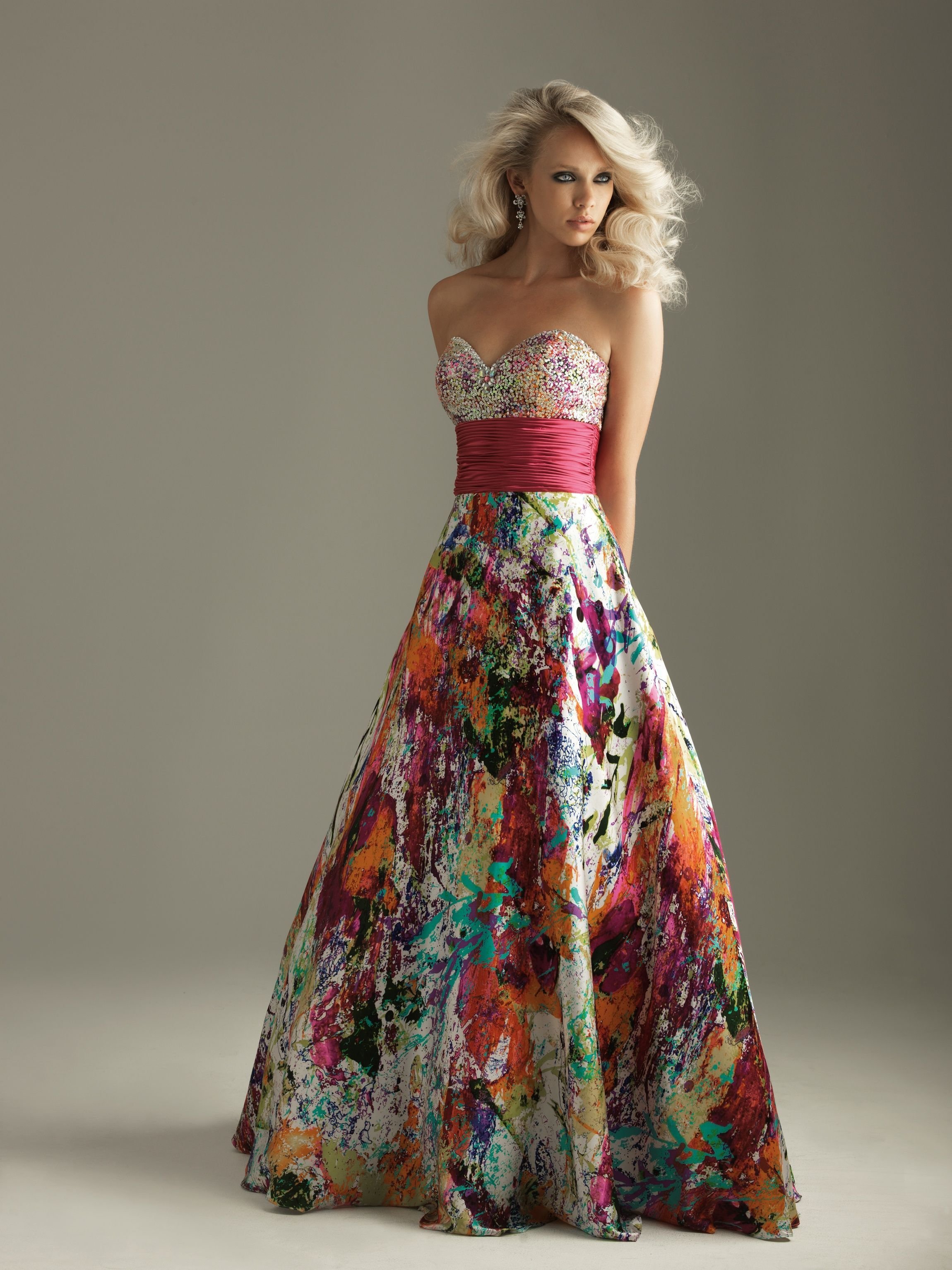 Модели цветных платьев для женщин