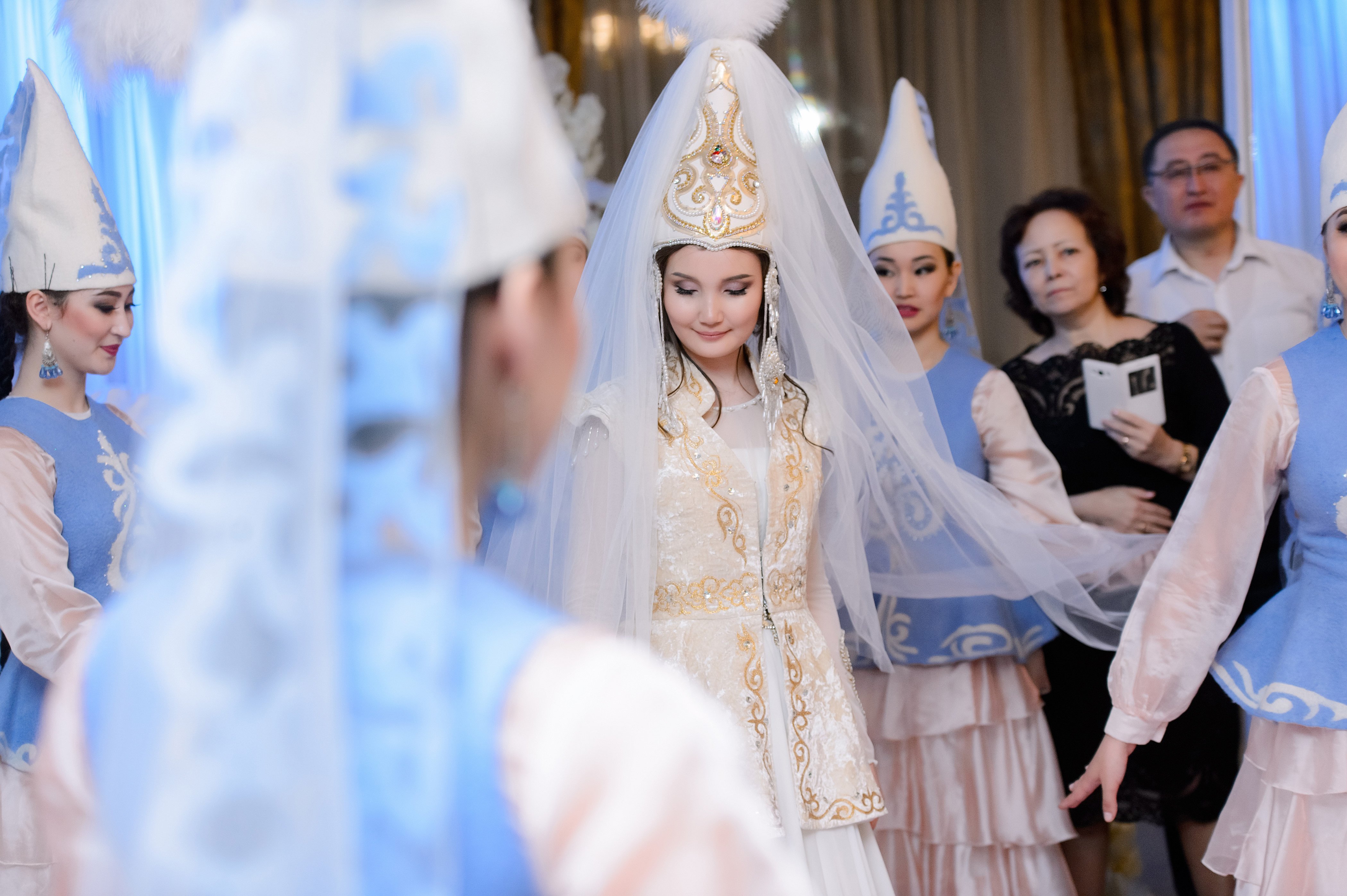 Қыздар жиналысы. Казахская традиция кыз узату. Казахская свадьба беташар. Казахская свадьба кыз узату. Казахская невеста в саукеле.