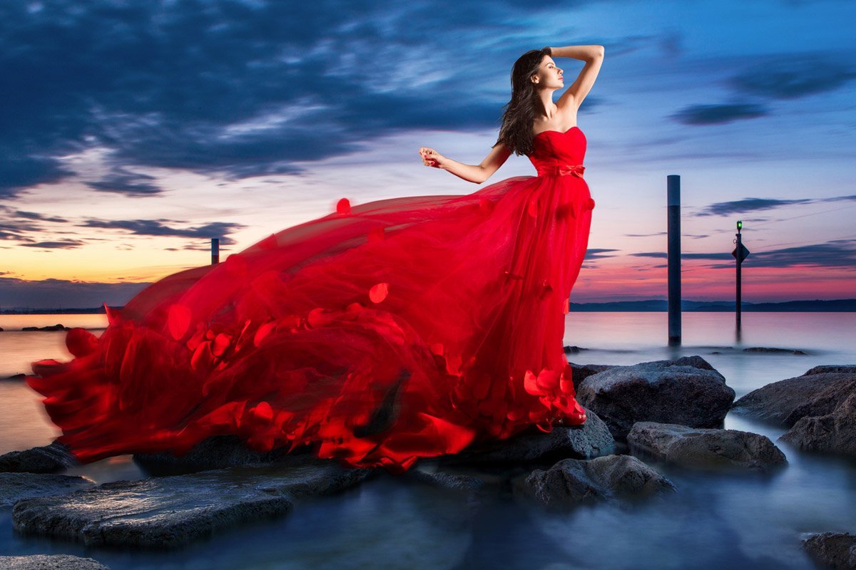 Женщины длинных красных платьях
