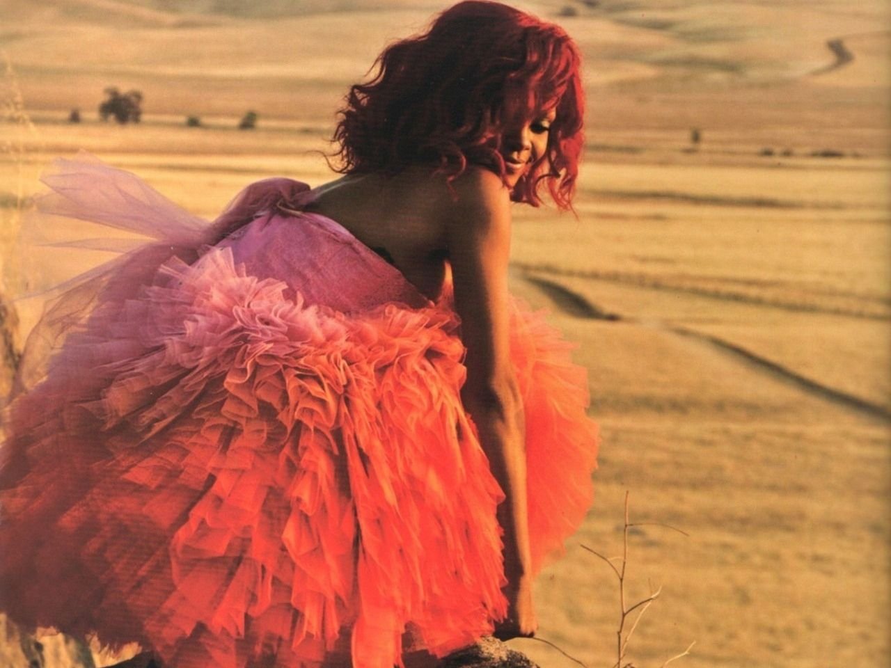 Rihanna only. Рианна only girl in the World. Only girl Рианна. Only girl Rihanna album. Rihanna в пустыне.