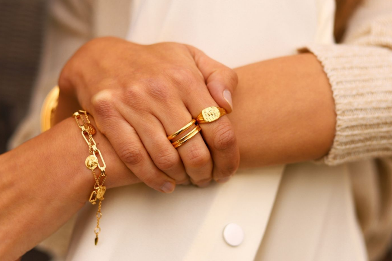 Надеты кольца золотые. Золотые украшения. Золотые украшения на руке. Модные золотые украшения. Модные золотые кольца.