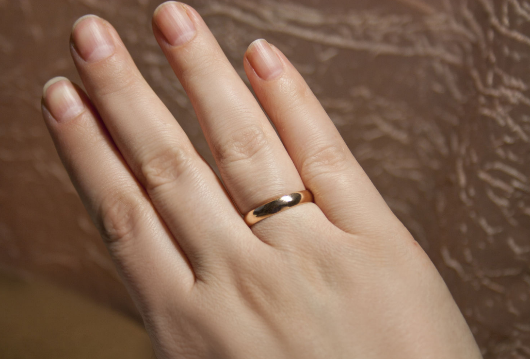 Обручальное кольцо на пальце. Кольцо обручальное женское. Обручальные кольца на руках. Кольца обручальные классические на руке. Замужние золотые кольца