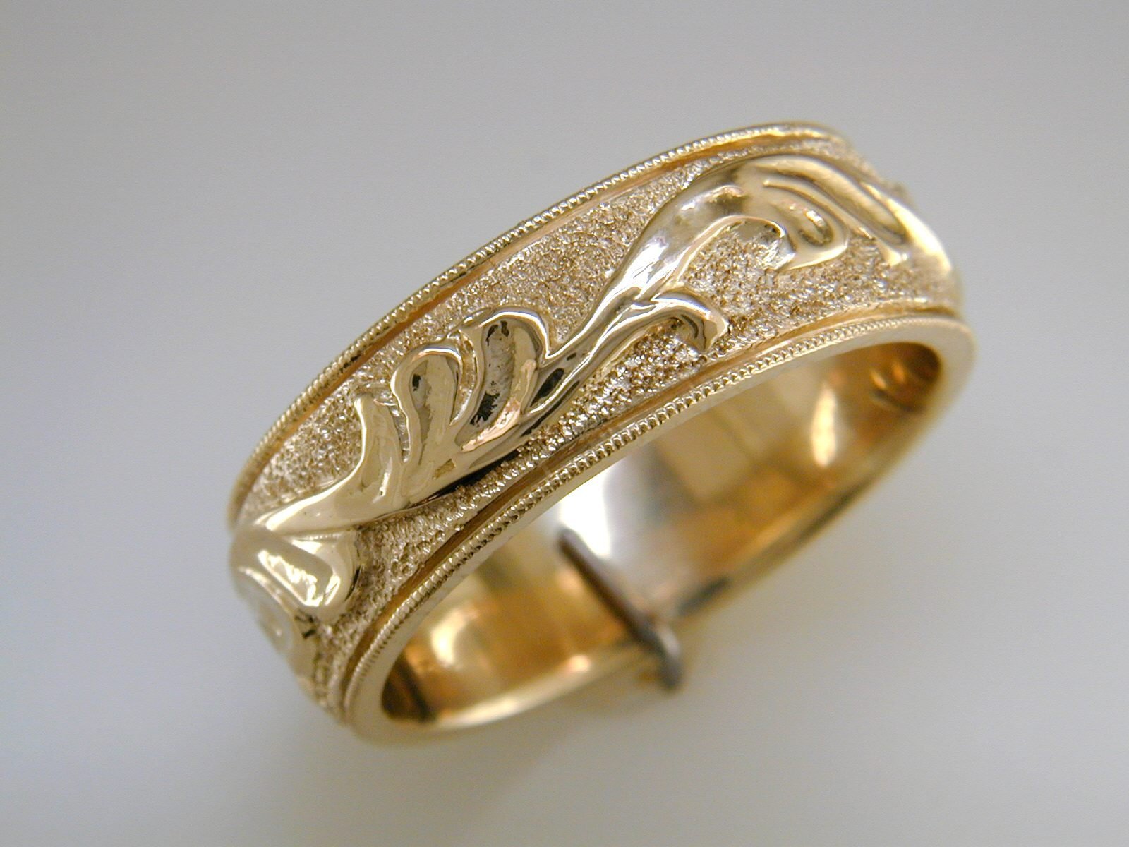 Обручальные кольца ручной работы из золота