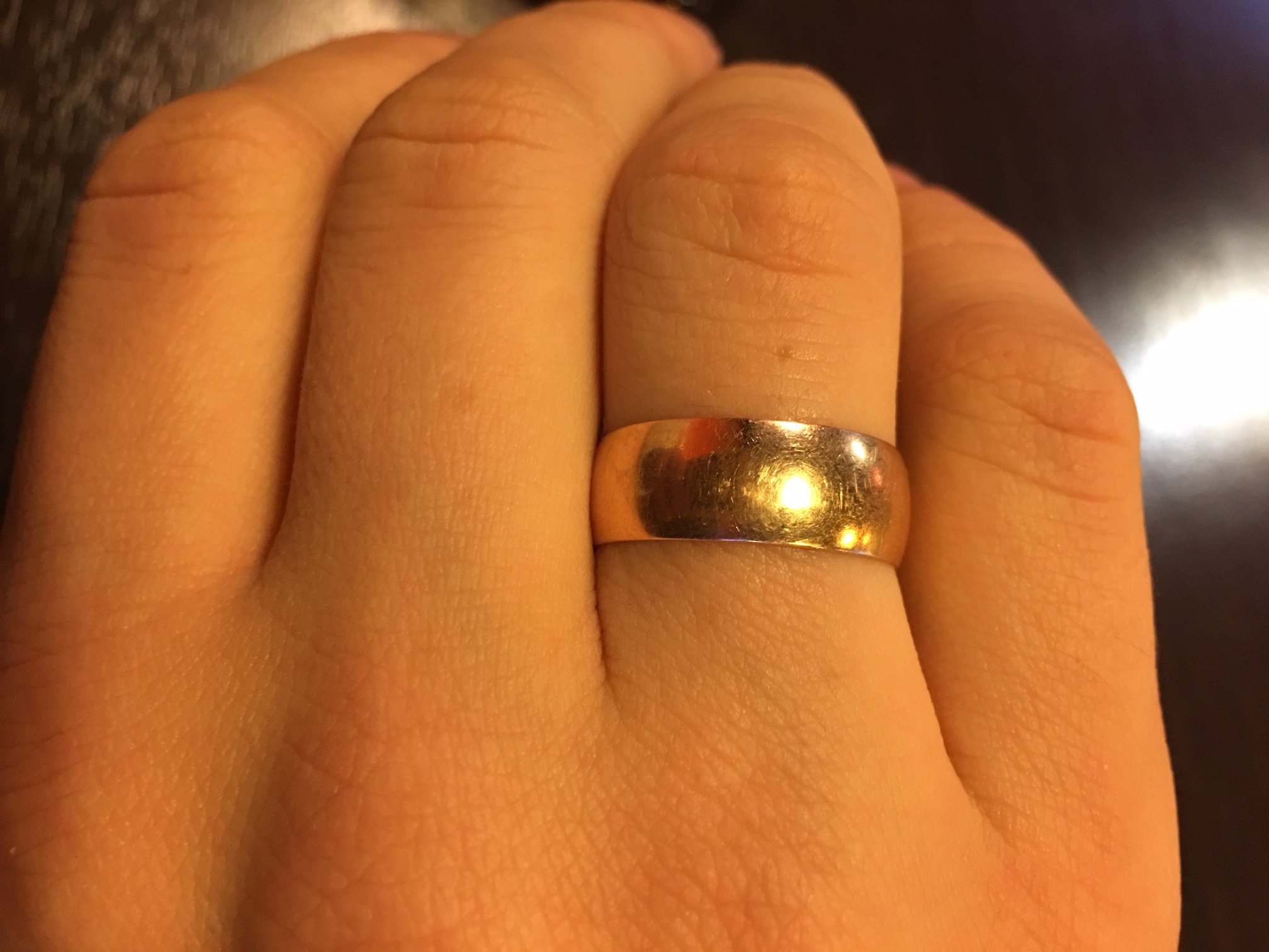 Обручальное кольцо 2 мм на пальце