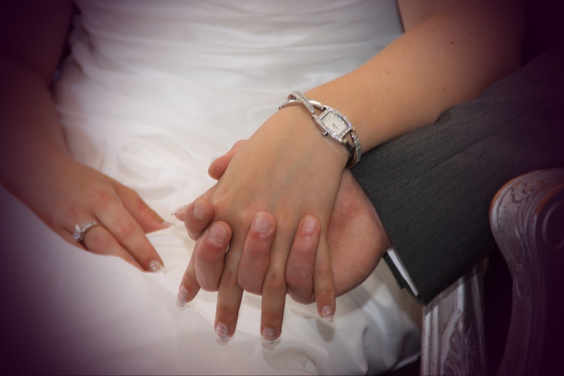 Разведенные на какой руке кольцо. Мужская и женская рука. Руки влюбленных. Кольцо на руке девушки. Женская рука.