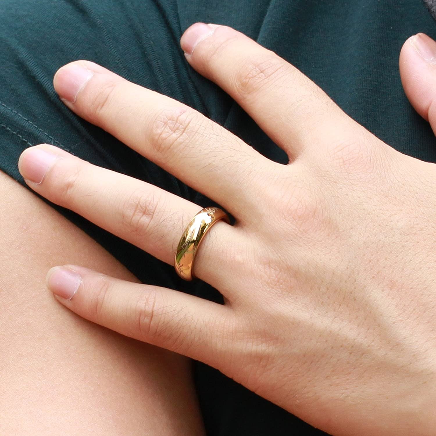 Обручальное кольцо на мужской руке фото