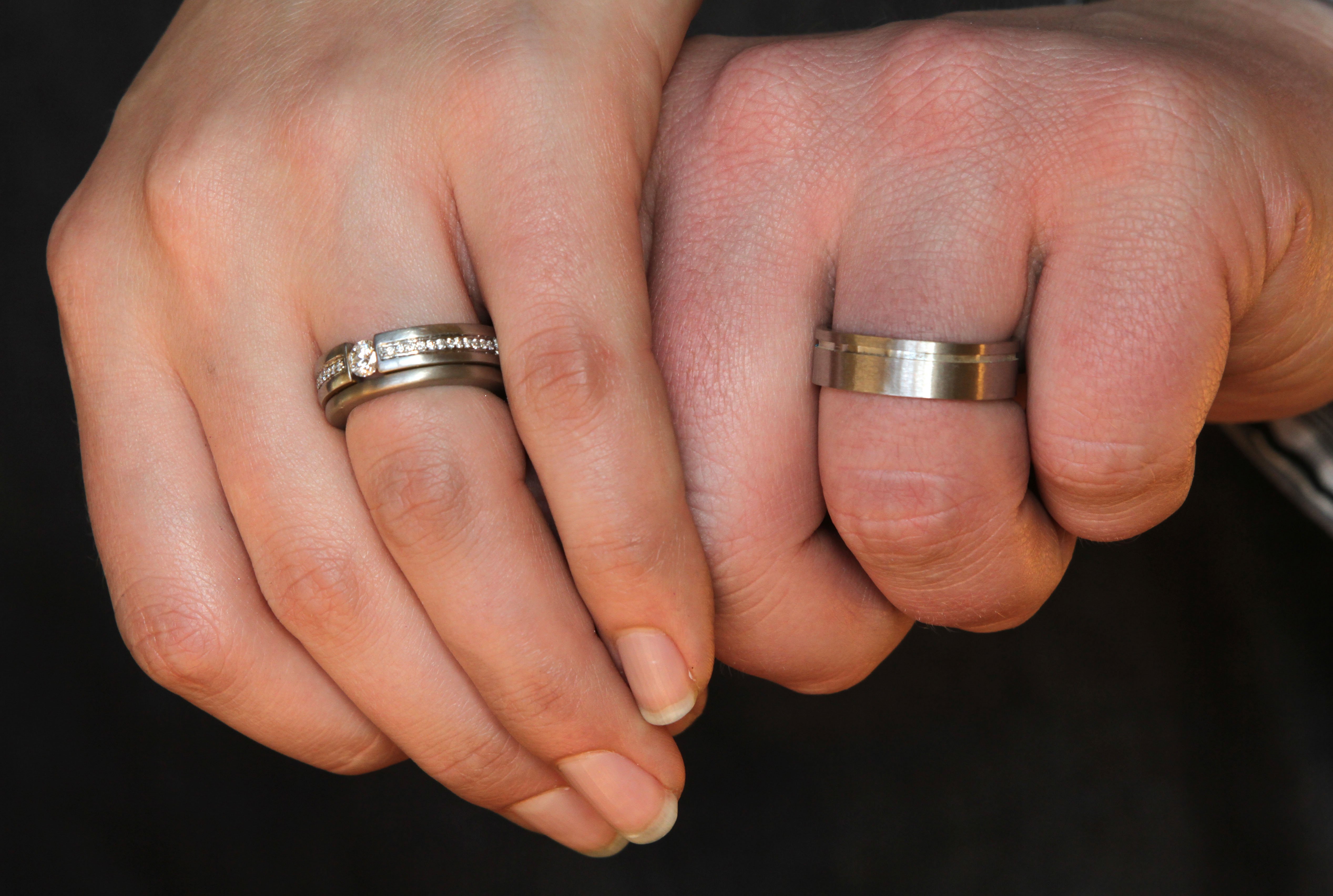 Обручальное кольцо на мужской руке фото