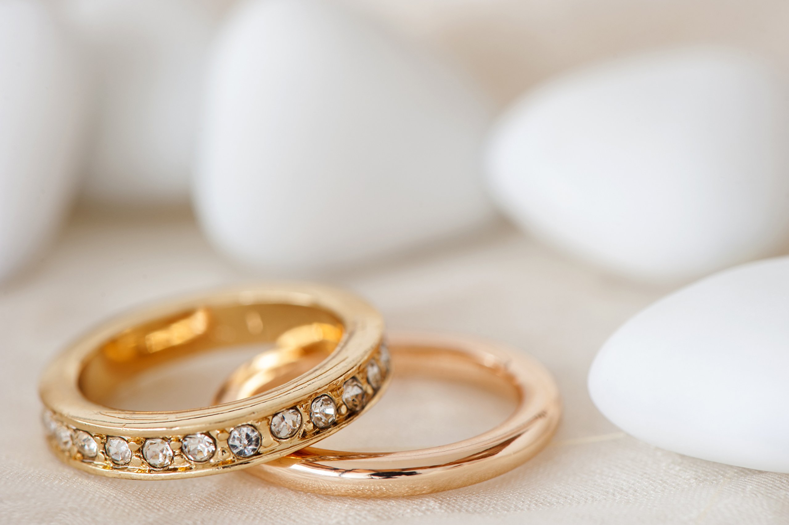 Обручальные кольца золотые на свадьбу. Красивые Свадебные кольца. Кольца на свадьбу. Шикарные обручальные кольца. Красивые кольца.