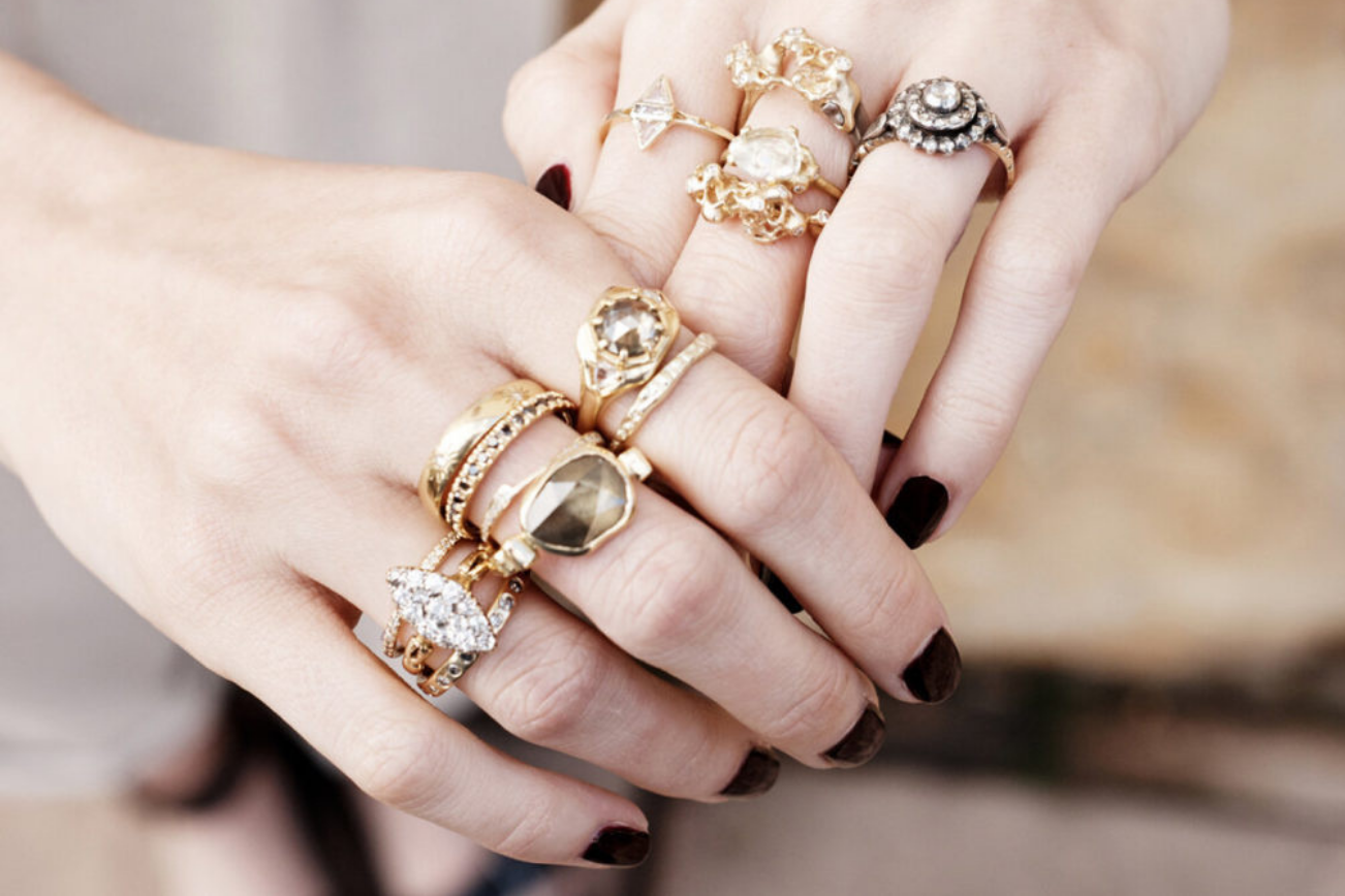 К чему снится золотое кольцо незамужней. Красивые кольца. Модные кольца. Кольцо на руке. Красивые кольца на руке.