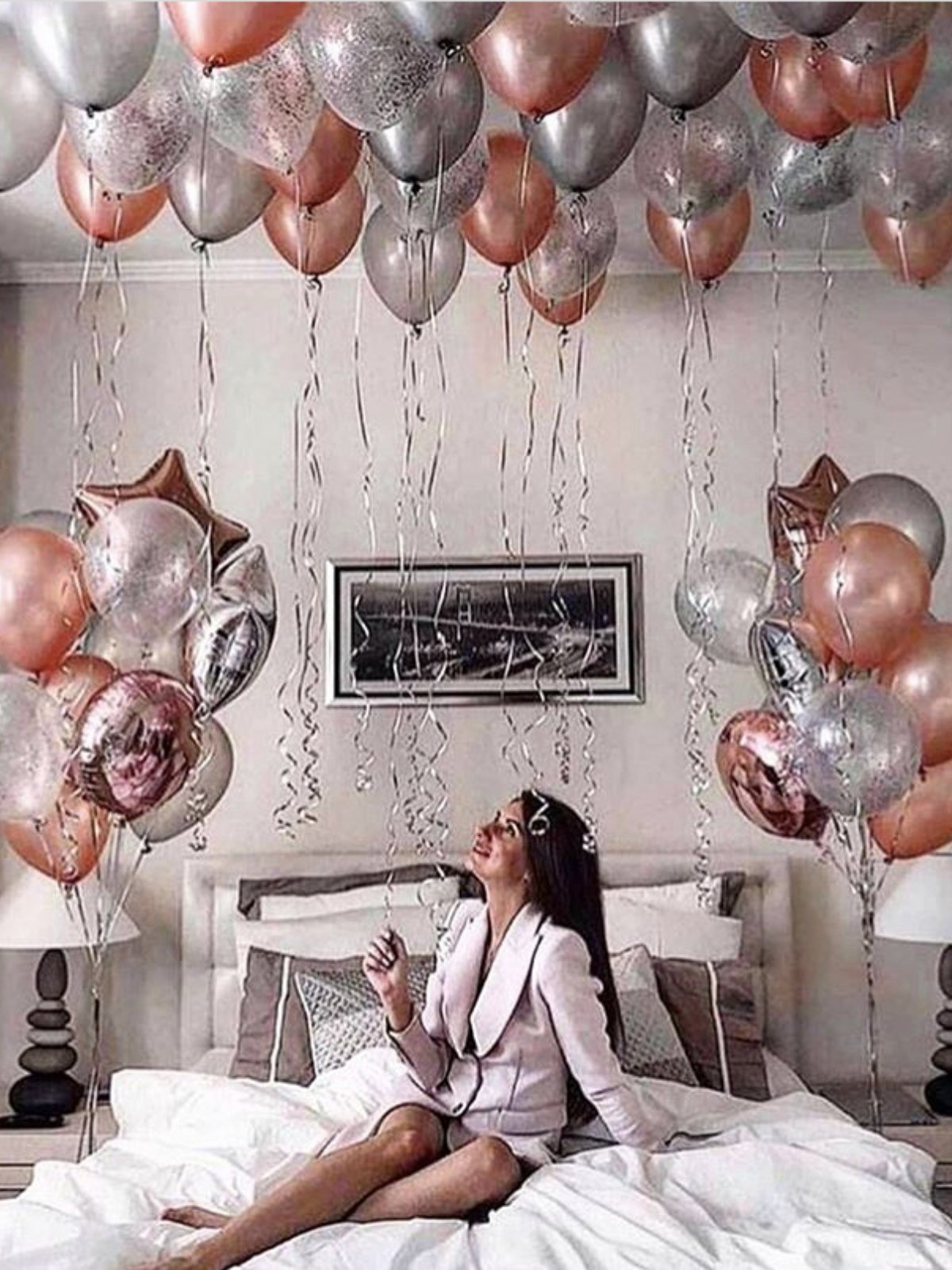 День рождение в постели. Украсить комнату шарами. Комната с шарами. Фотосессия с шарами. Комната в шарах.