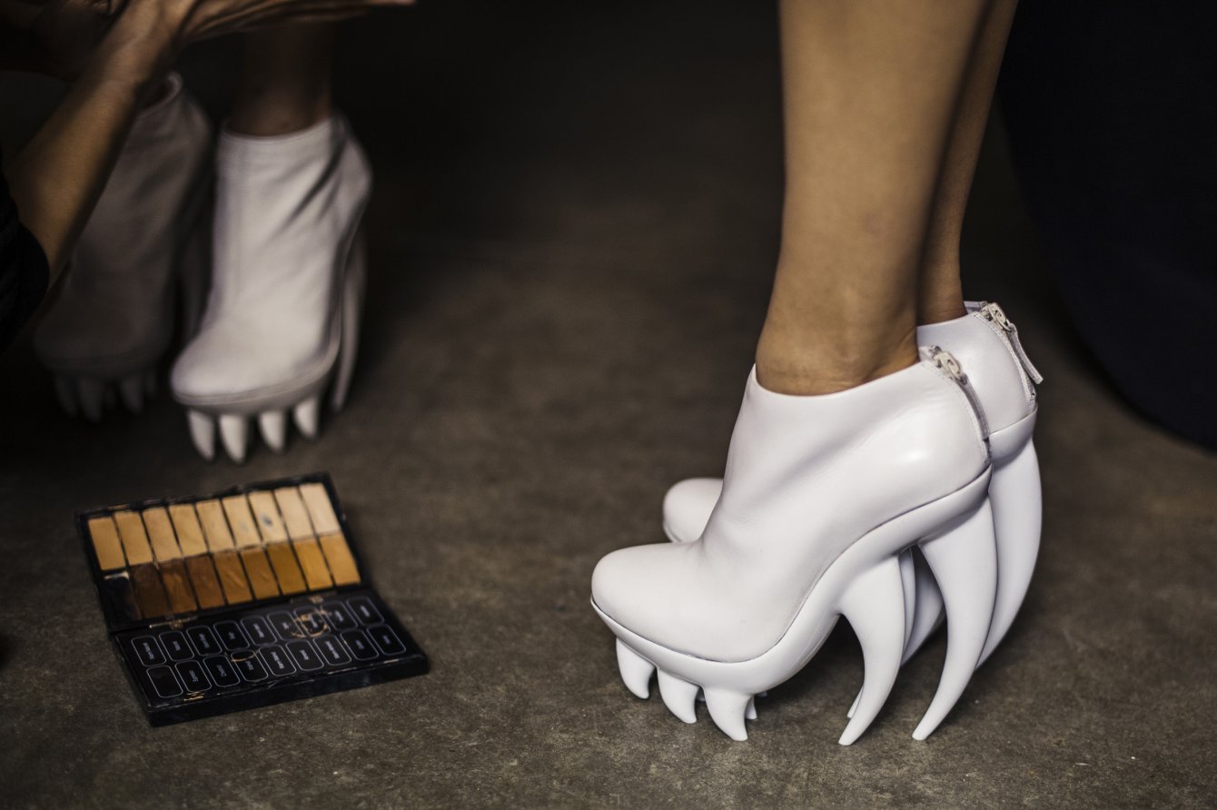 Необычная подошва. Iris van Herpen обувь. Необычные туфли. Необычная обувь. Необычные туфли женские.