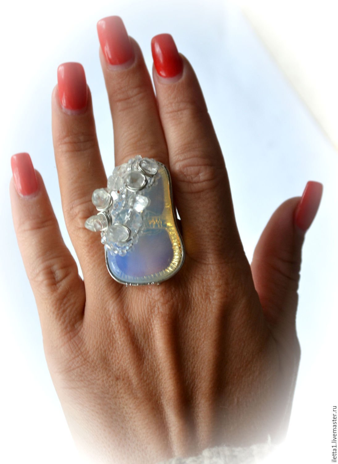 Купленный товар серебряное кольцо. Серебряное кольцо с крупным камнем. Крупные необычные кольца. Кольцо с большим камнем. Крупные кольца бижутерия.