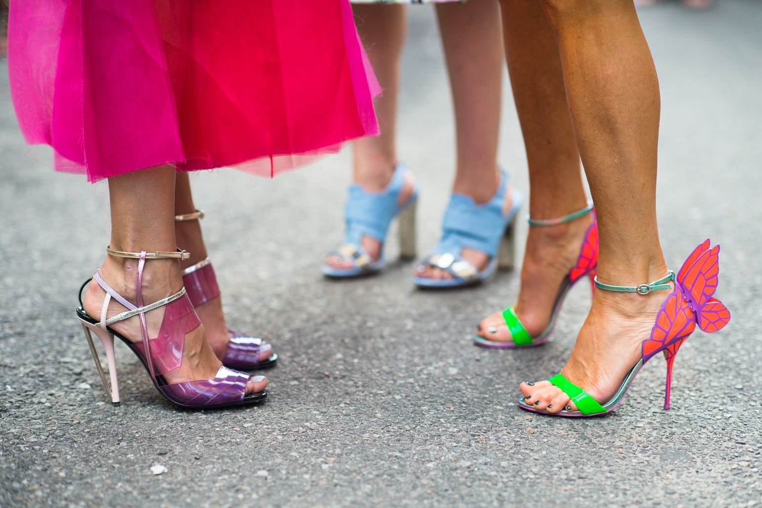 Женские ножки в босоножках на улице