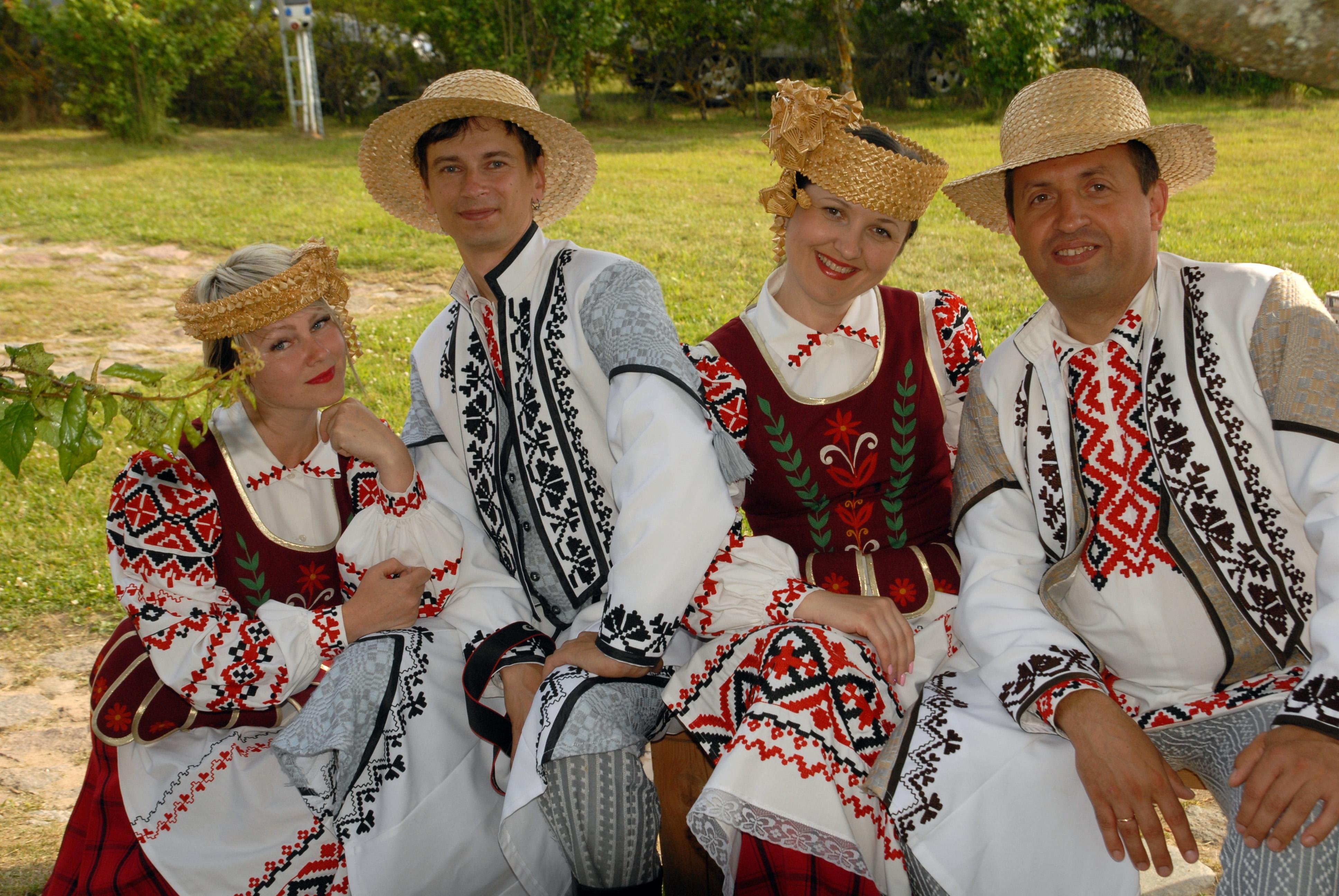 1 национальный белорусский. Белорус и белоруска в национальных костюмах. Белорус и белоруска в национальной одежде. Белоруссия народ нац костюм. Белорусский национальный костюм белорусский.