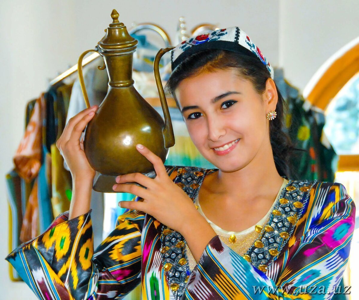 Хотин кизлар байрами. Нодира Ахмедова актриса. Узбекские женщины. Узбекские женщины красивые. Узбекские косички.
