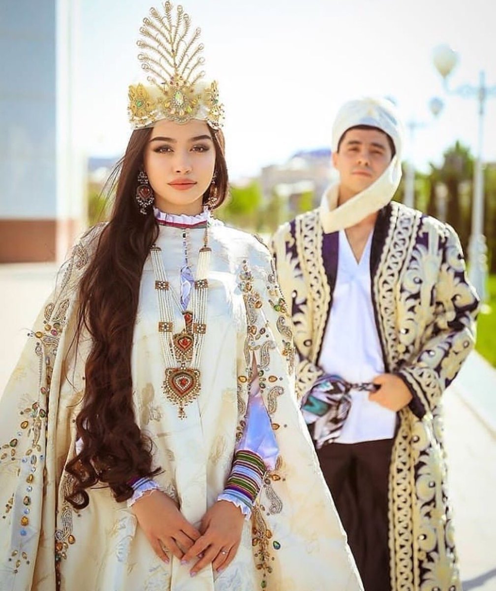 Узбекские девушки в национальной одежде