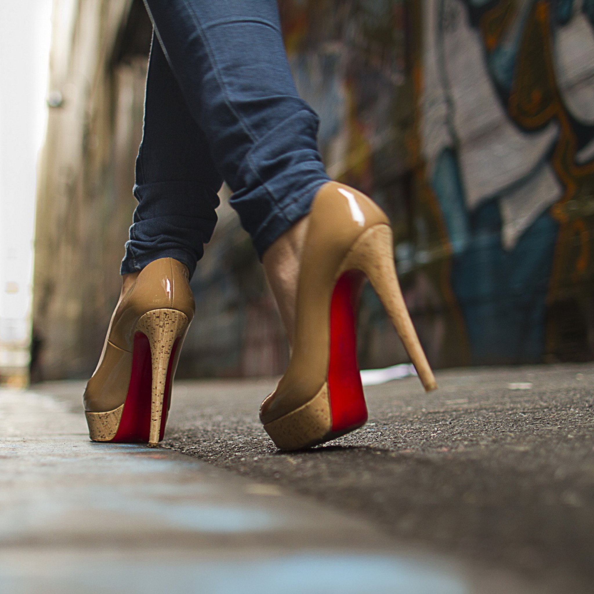 Женщина туфля видео. High Heels (Хай-Хиллс). Туфли женские. Туфли на каблуке. Туфли на высоком каблуке.
