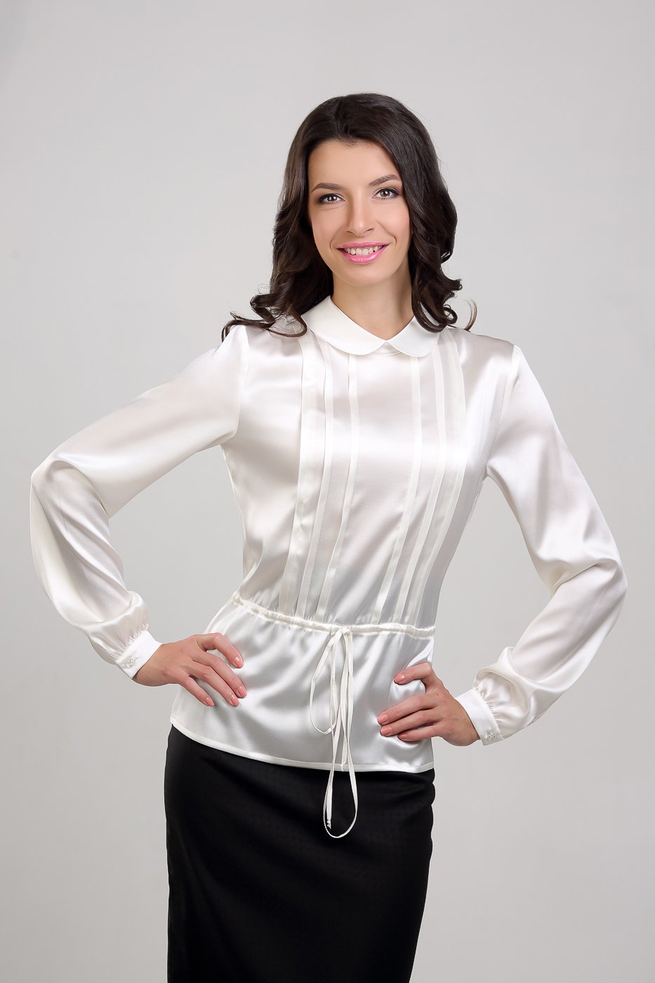 Блузки из атласа. Нарядные блузки для женщин. Белая блузка. Белая нарядная блузка для женщин. Женщина в блузке.