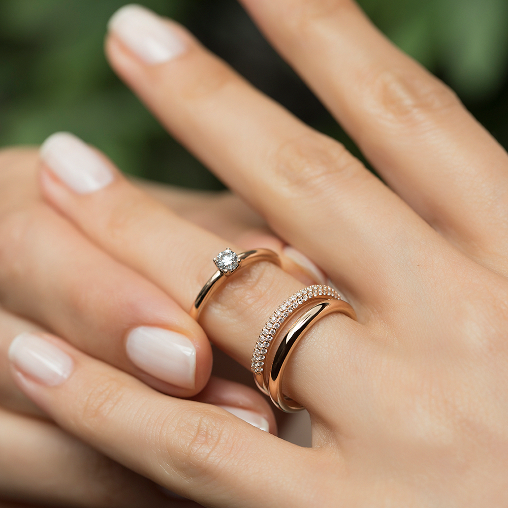 Надеты кольца золотые. "Обручальное кольцо" Глаголева. Обручальное и помолвочное кольцо. Модные кольца. Кольцо на пальце.