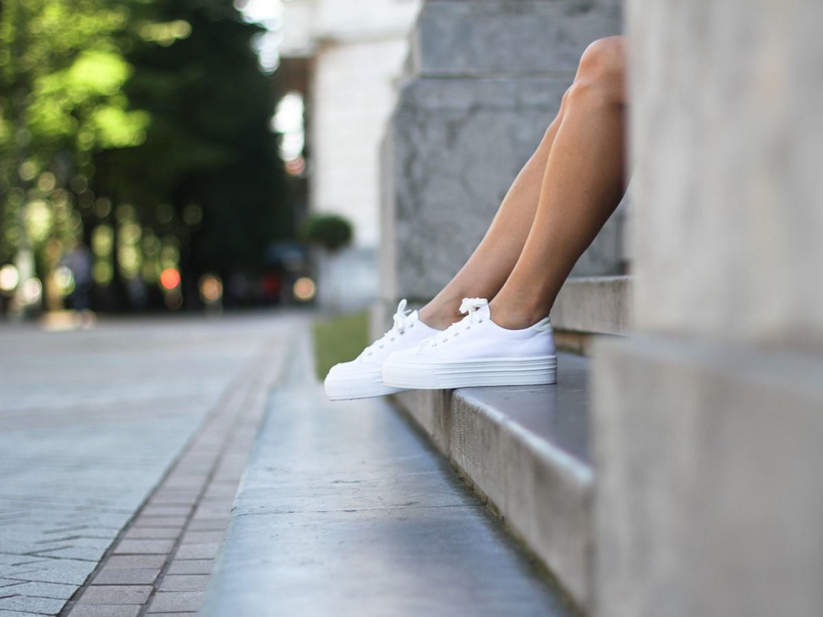 Красивый ноги молодой девушка. Красивые ноги в кроссовках. Ноги в белых кедах. Девушка в белых кедах. Ноги девушки.