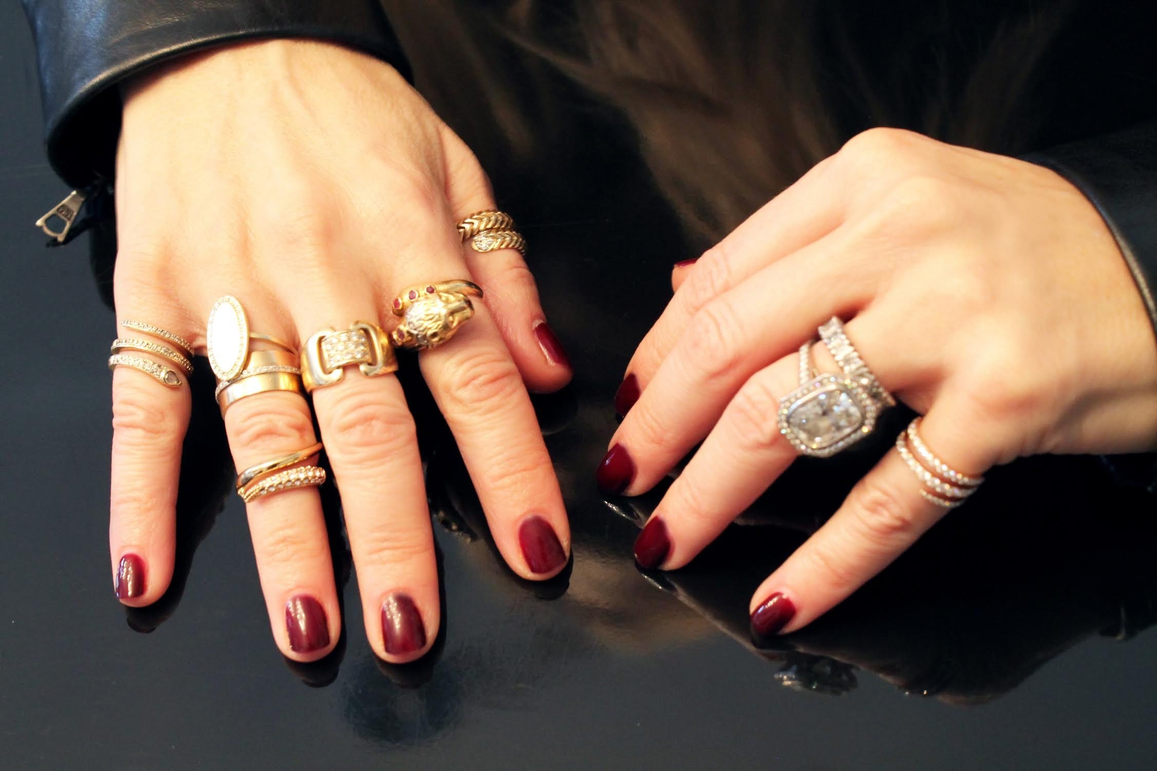 Кольцо оказалось золотым. Кольцо на руке. Украшения золото с серебром вместе. Золотые и серебряные кольца на одной руке. Золотое кольцо на пальце.