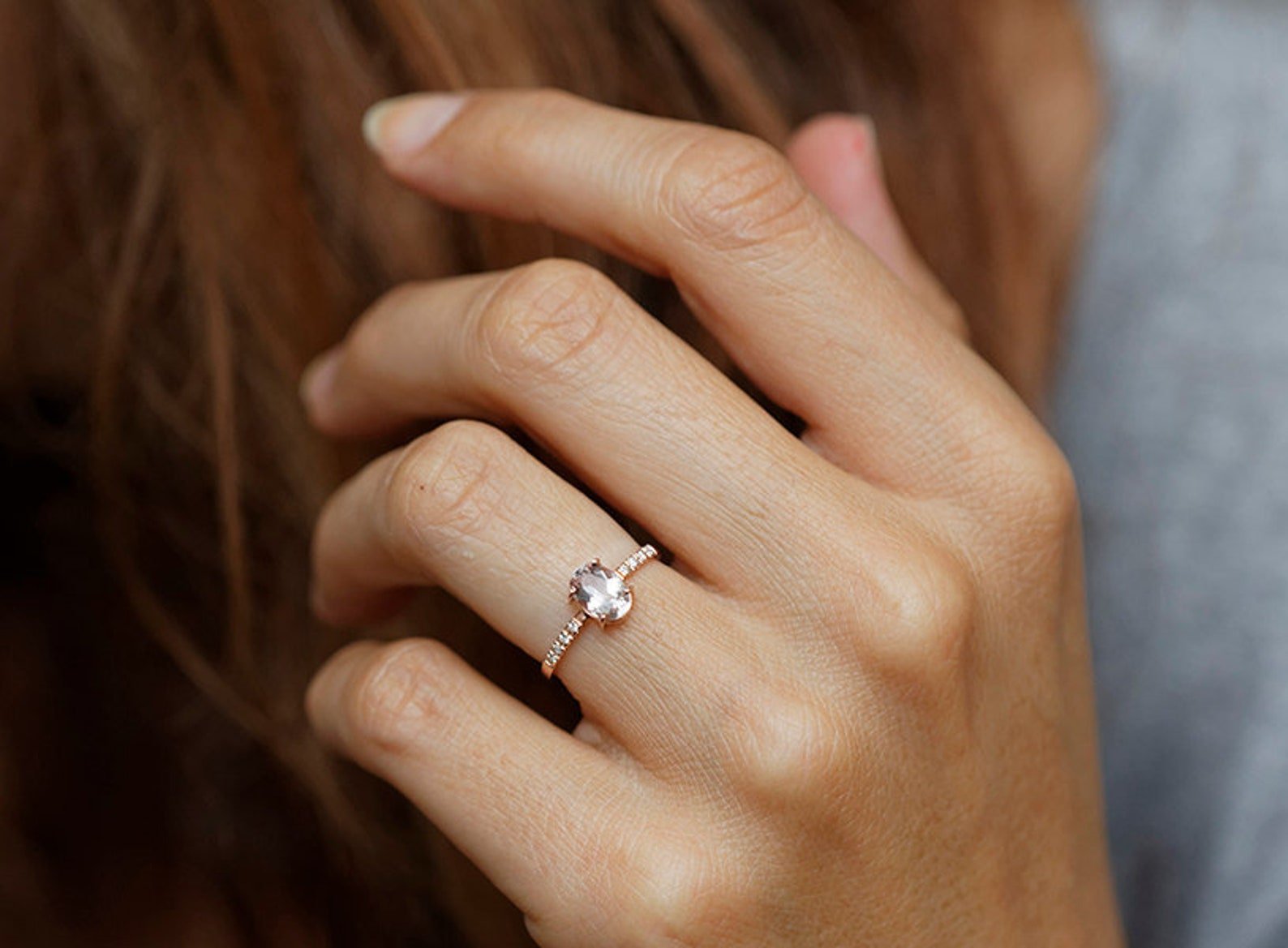 Фото кольца на руке у девушки предложение