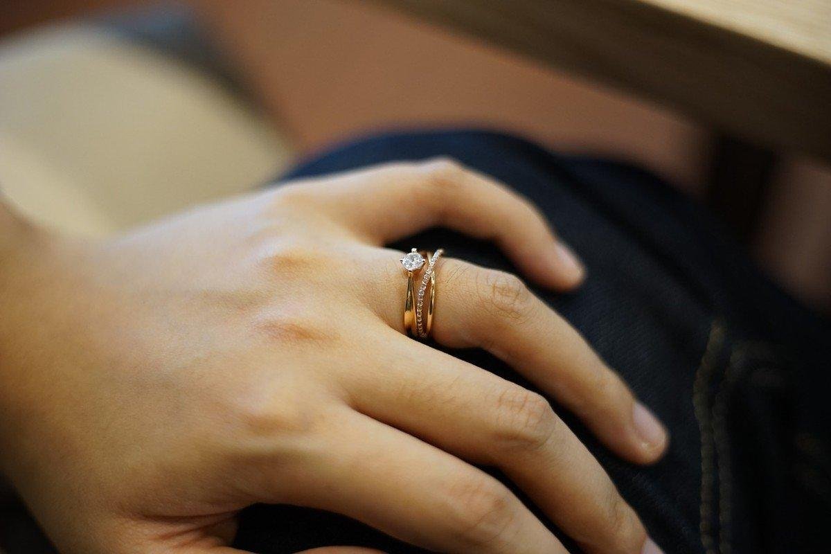 Фото руки с обручальным кольцом у девушки