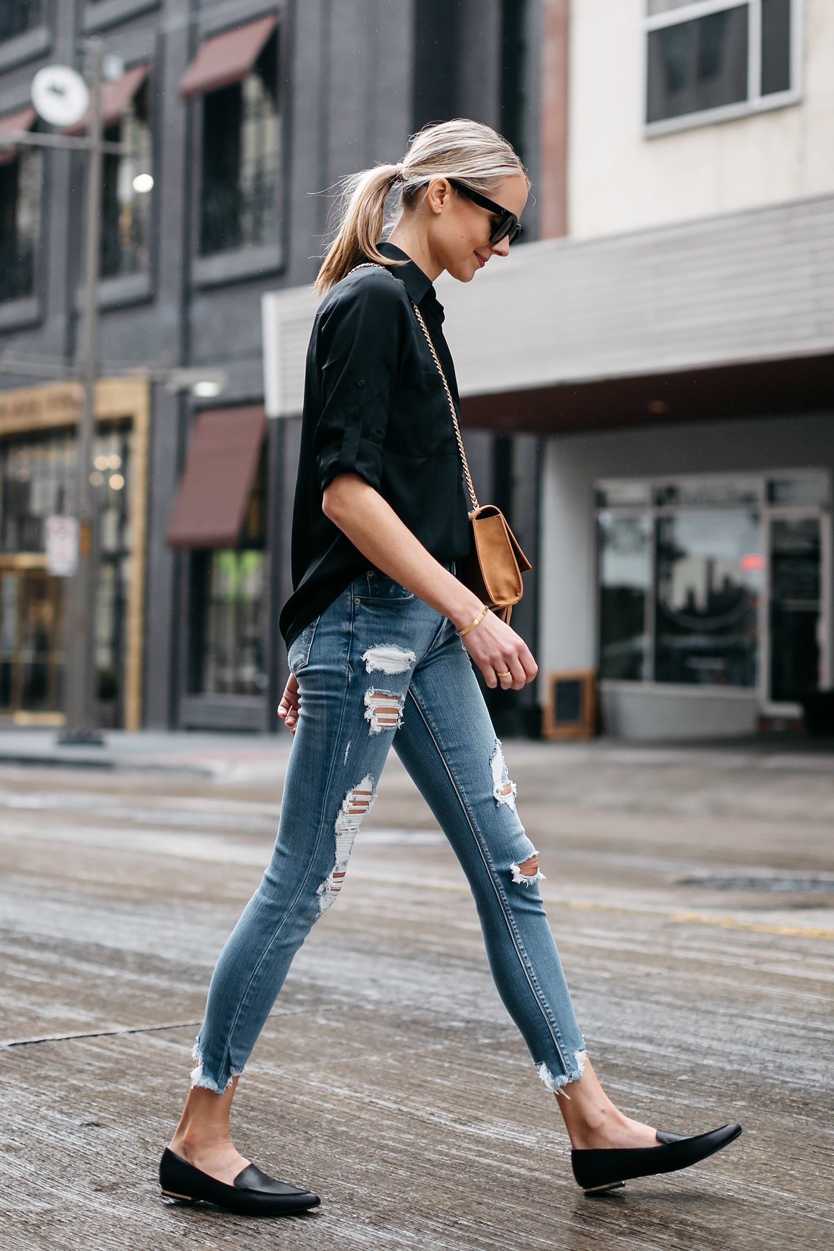Как носить узкие джинсы с ботинками женщинам