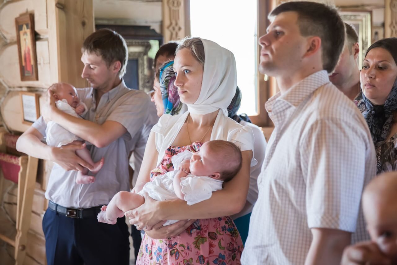 Крестные вк. Крещение ребенка. Крещение ребенка в церкви одежда. Во что одеться на крещение ребенка. Одежда мамы на крещение ребенка.
