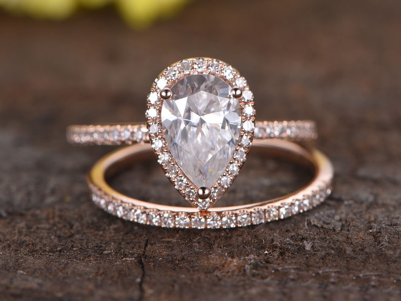 Красивое обручальное кольцо с бриллиантом
