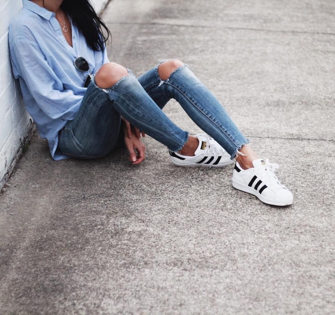 Фото девушек в джинсах и кроссовках