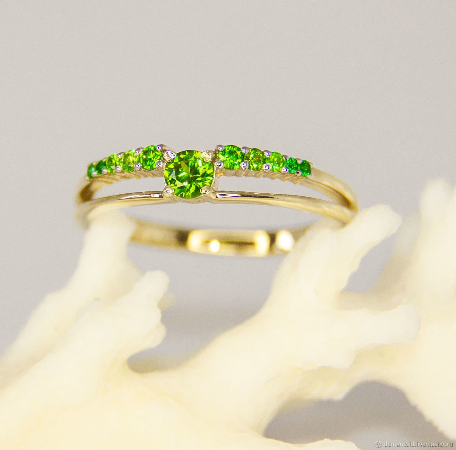 Купить кольцо в саратове. Тиффани демантоид. Кольцо под Тиффани изумруд Соколов. Кольцо золотое 585 с зеленым камнем. Красивые женские кольца.