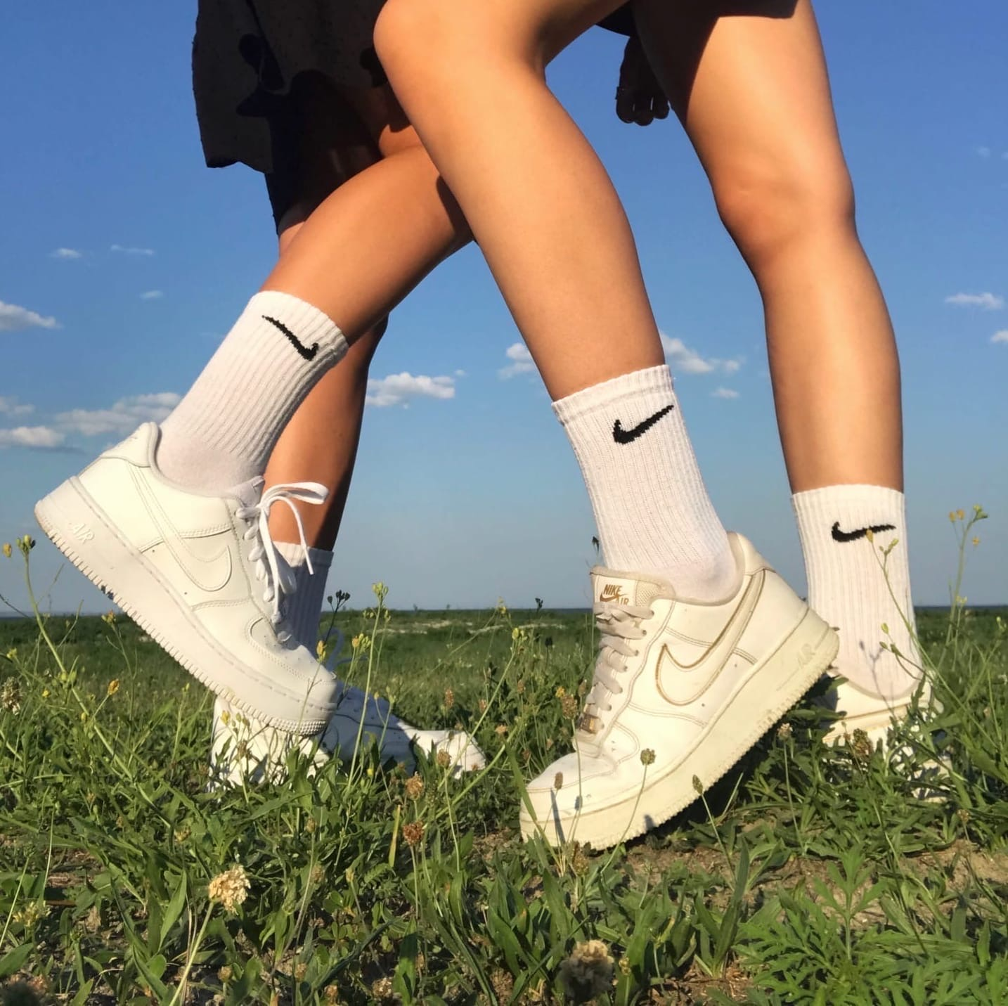 Девушки с белыми носками