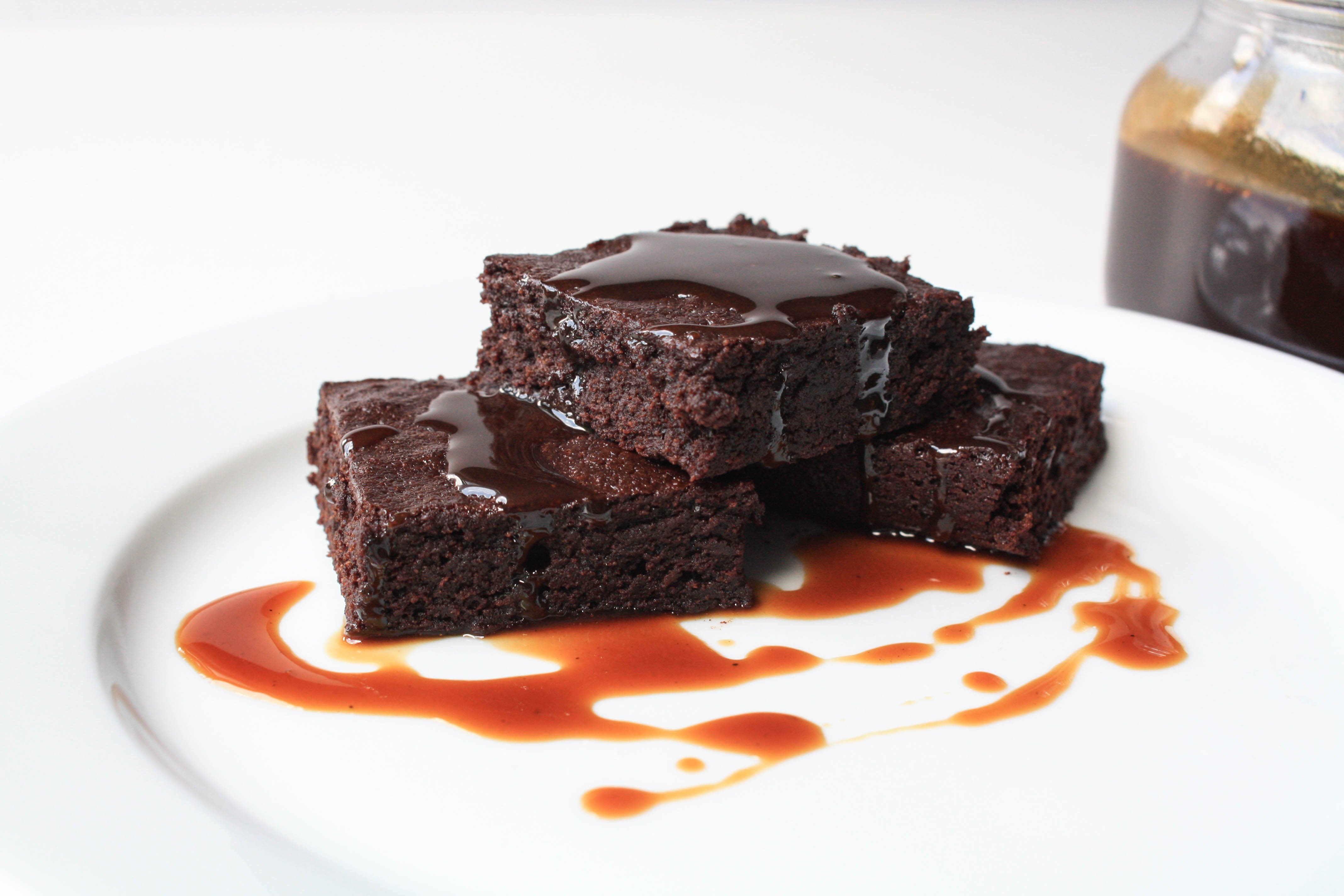 Жидкий брауни рецепт. Шоколадный Брауни. Шоколадный фондан. Брауни и фондан. Пирожное шоколадное Брауни, фондан....