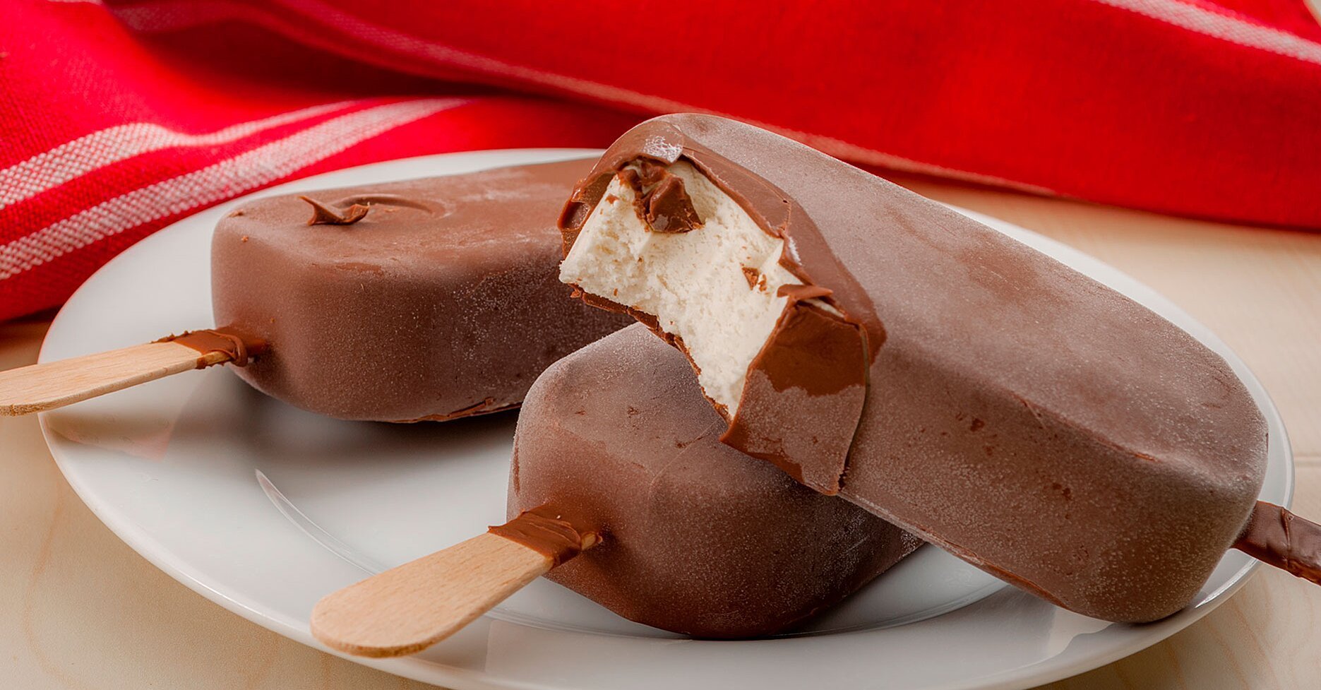 Эскимо видео. Эскимо на палочке шоколадное с пломбиром. Мороженое эскимо. Шоколадный пломбир эскимо. Эскимо мороженое пломбир в шоколадной.