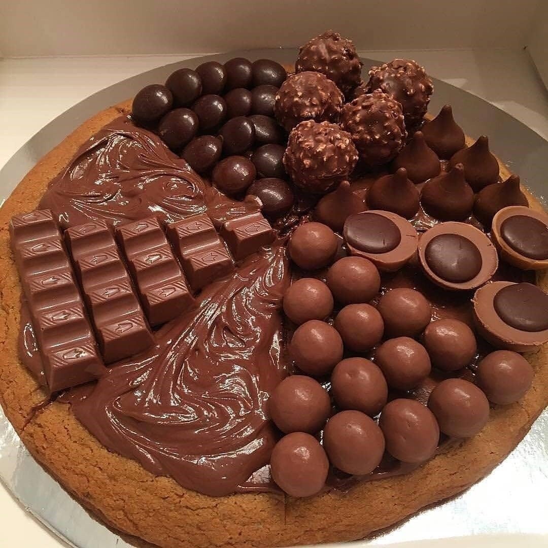 Шоколад посыпанный шоколадом. Вкусные сладости. Красивые тортики шоколадные. Торт со сладостями. Торт «шоколадка».