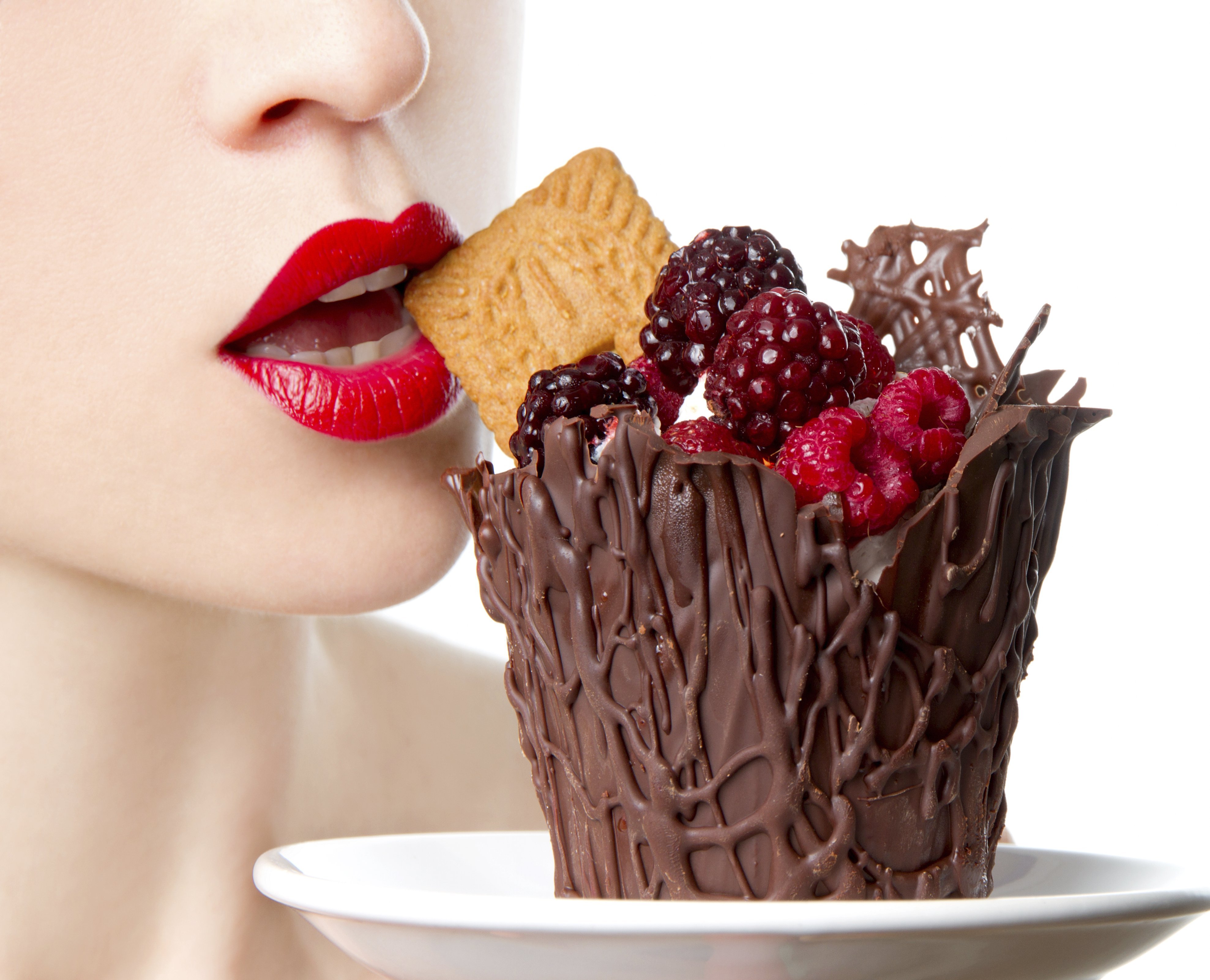 Хочу сладкого. Женщина со сладостями. Девушка с пирожным. Женщина с десертом. Сладкое и зубы.