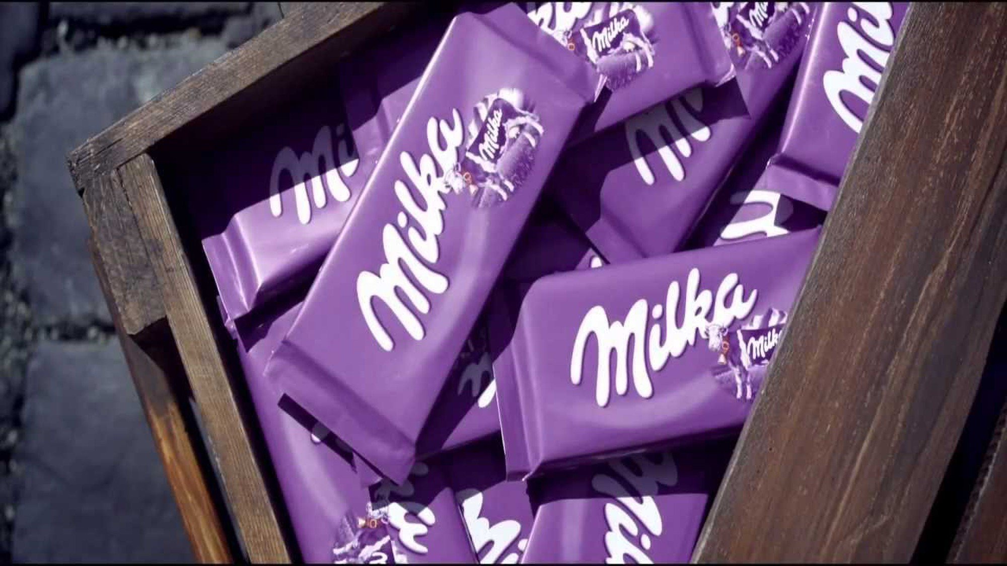 Милка ткань. Mondelēz International шоколад. Шоколадка Милка. Milka логотип. Реклама шоколада Милка.