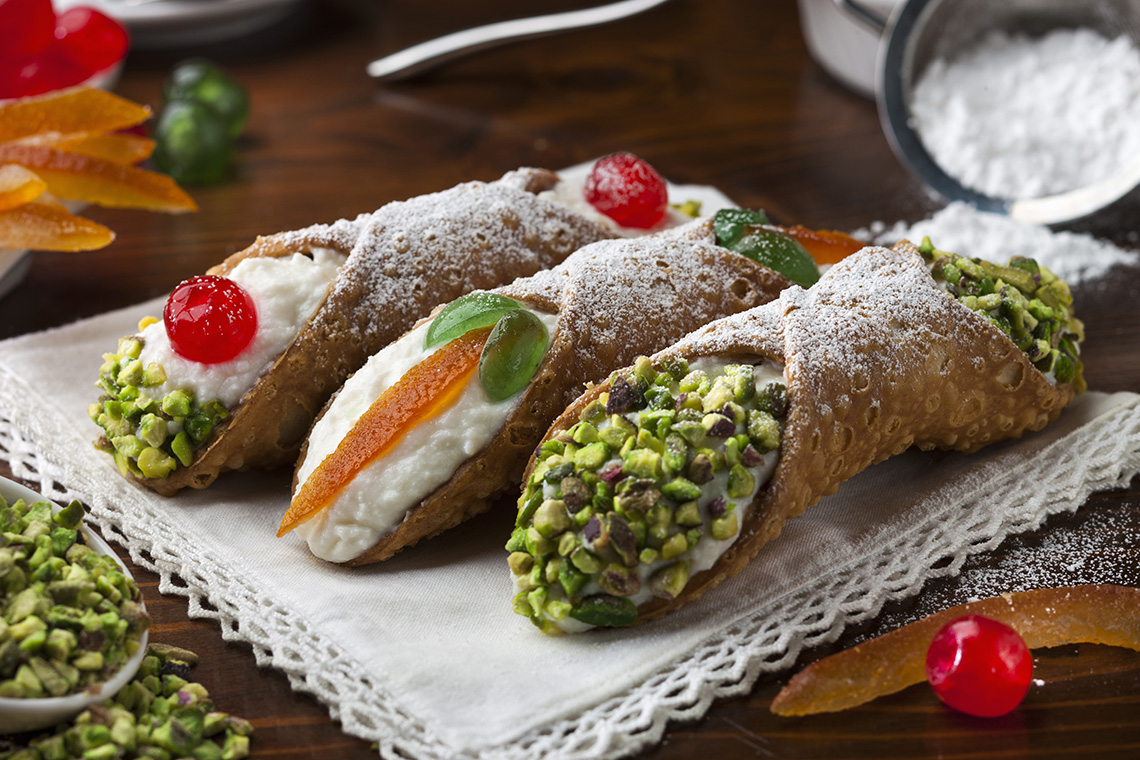 Итальянские пирожные каноли. Сицилийские трубочки Канноли. Итальянские трубочки Канноли. Коннолли десерт Сицилия.