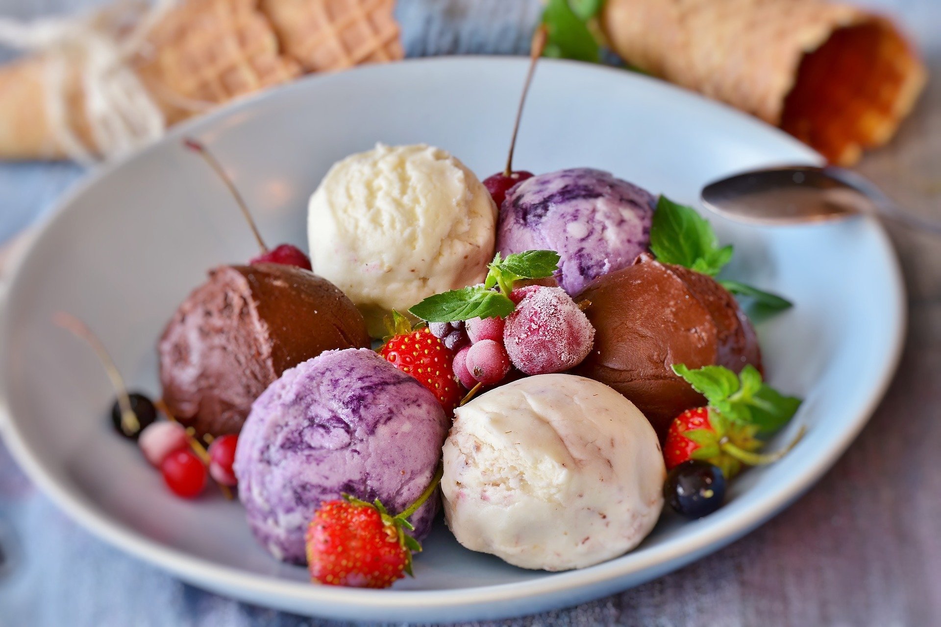 Красивый десерт мороженое